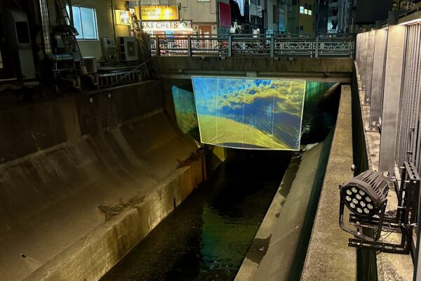 A Tokyo, metaPhorest met en lumière la bioflore chimérique urbaine