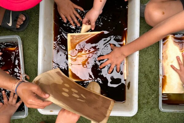 Learning how to dye at a local school within the context of the Aqui & Ali project. Photo credits: Cultivamos Cultura.